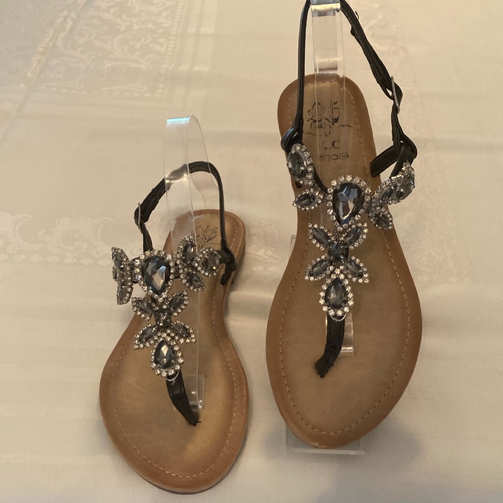 G.C. crystal-black thong sandals. Size 8 lightly worn